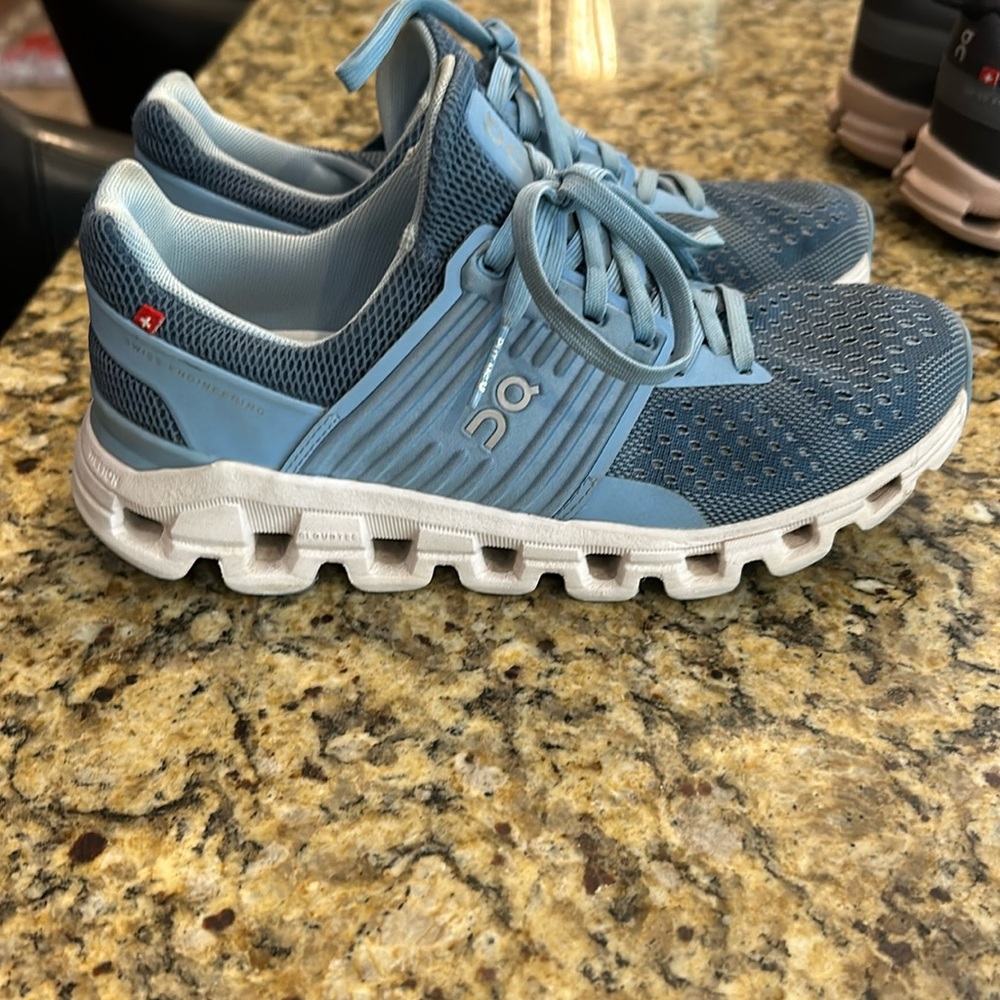 On Cloud, Women’s size 5